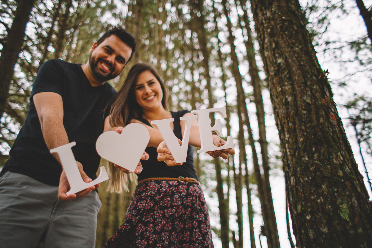Casal sorrindo segurando as letras da palavra LOVE