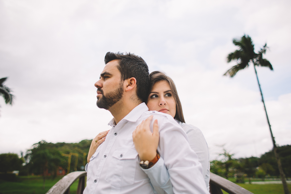 Namorada enganchada nas costas do namorado