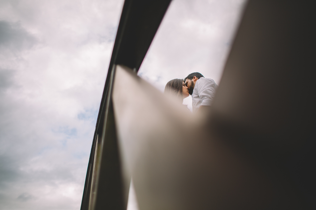 Foto de um beijo na ponte