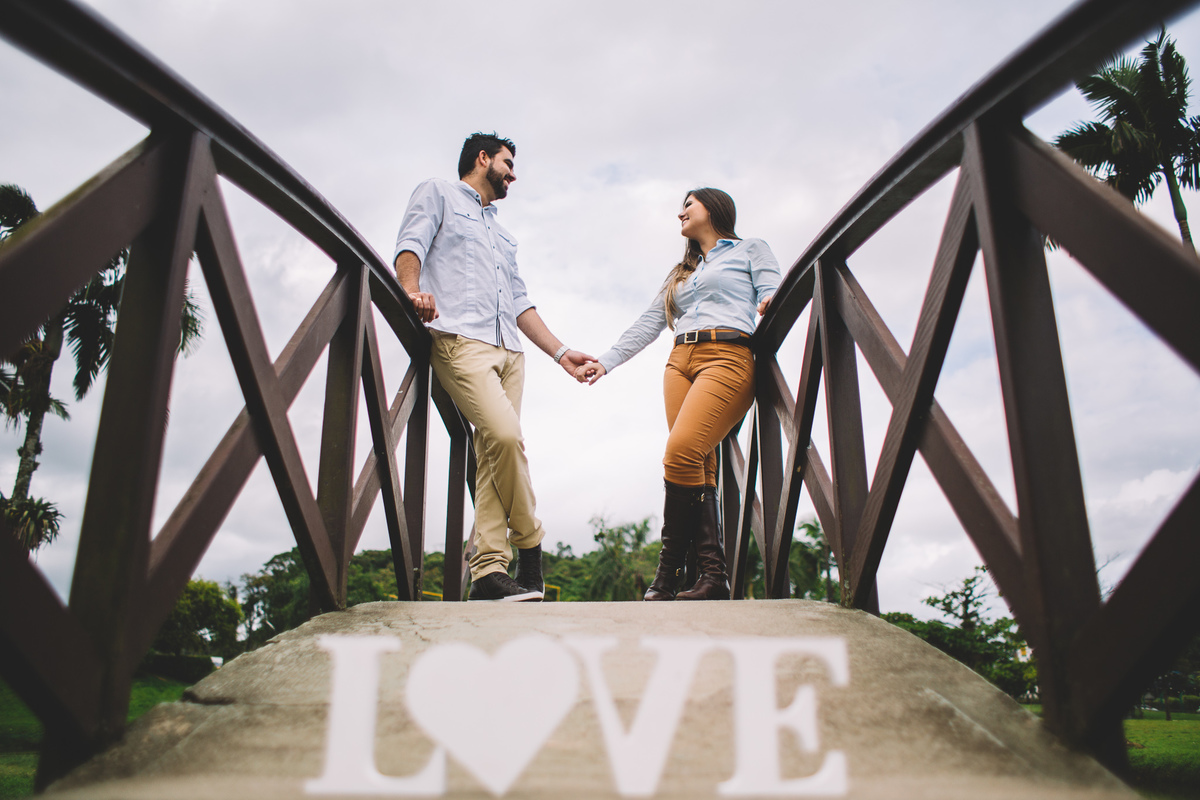 Casal feliz sorrindo um para o outro