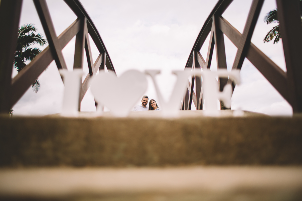 Casal pequeno entre as letras de madeira