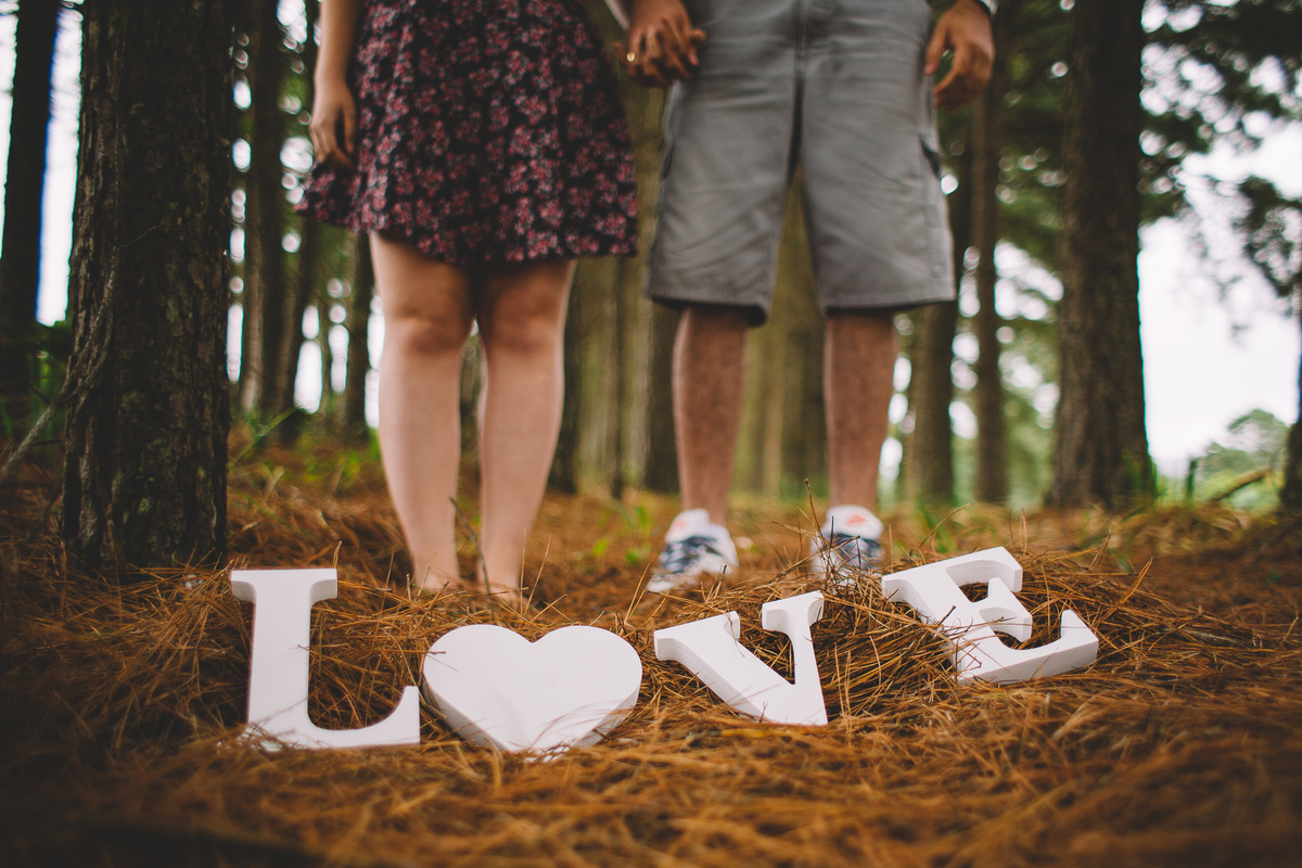 Letras de madeira pintadas de branco por cima da palha