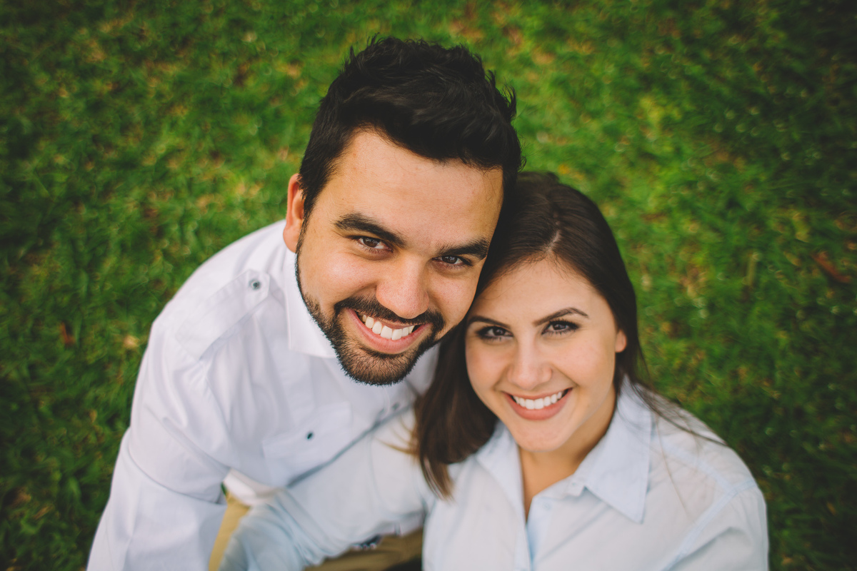 Fotos de pré casamento com o casal sorrindo