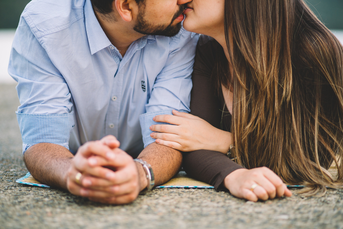 casal beijando debruçados no chão