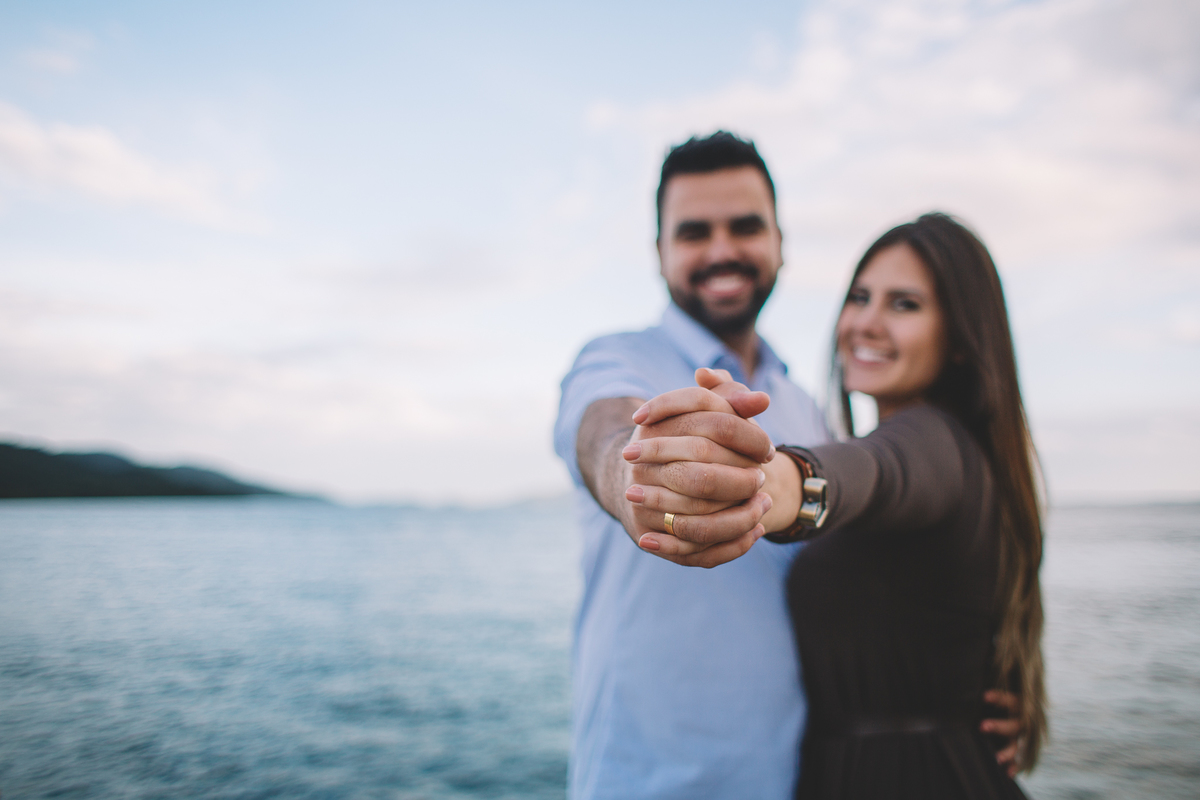 Noivos de mãos dadas com o foco nas alianças