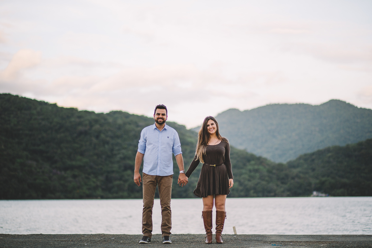 Casal de mãos dadas sorrindo em foto posada