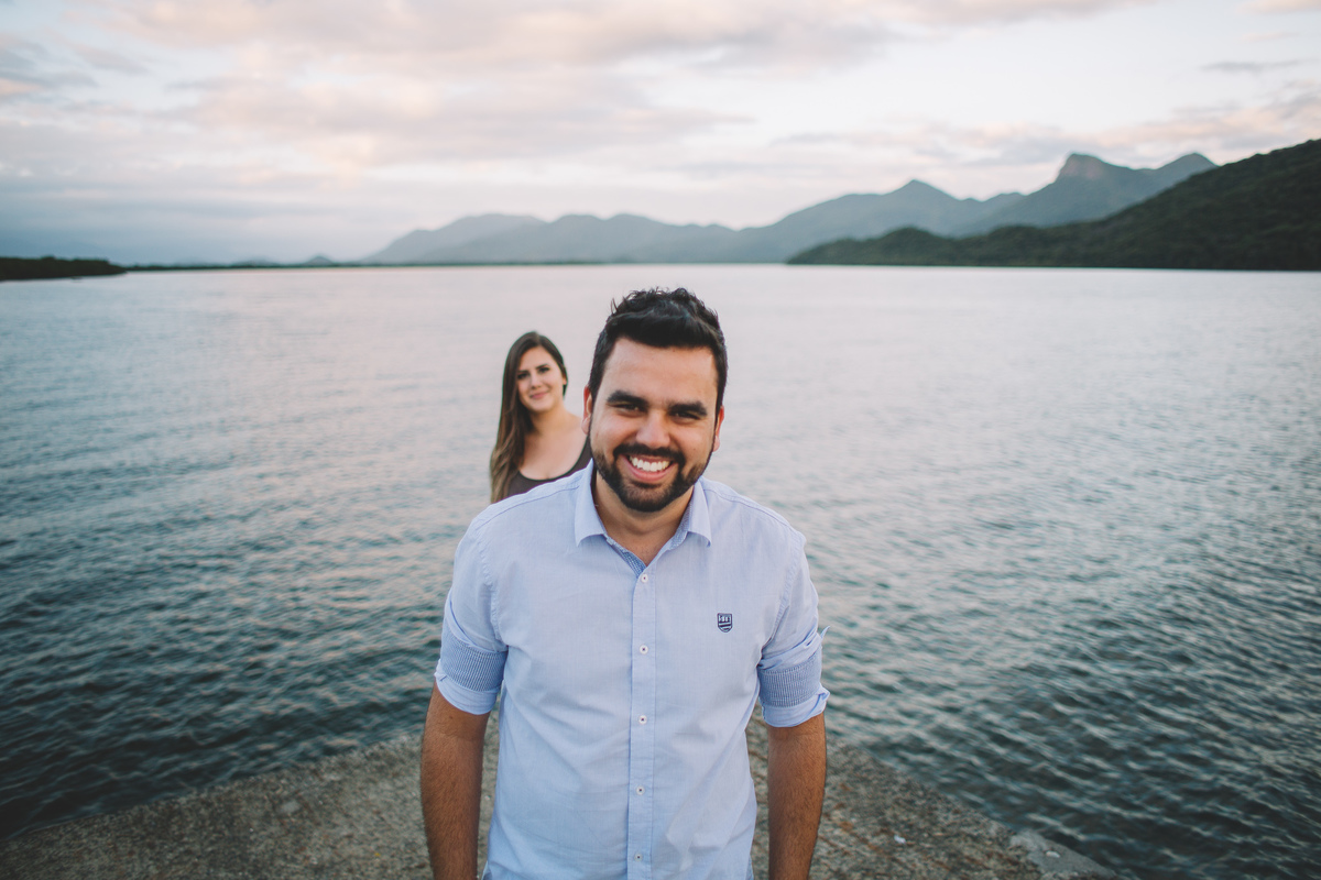 Foto de pré wedding com destaque no noivo