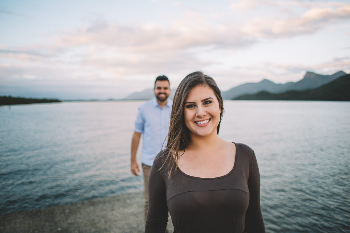 Foto de pré wedding com destaque na noiva 