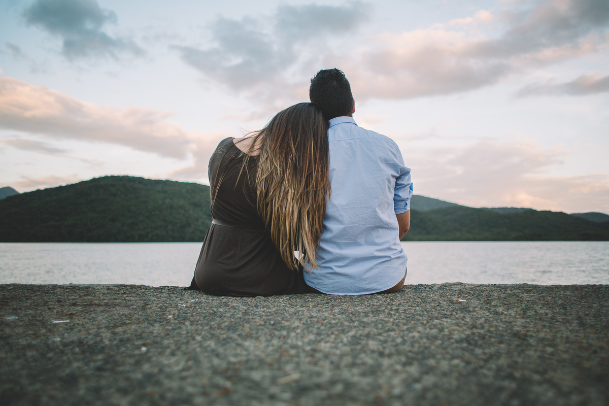 Namorada deitado no ombro do namorado