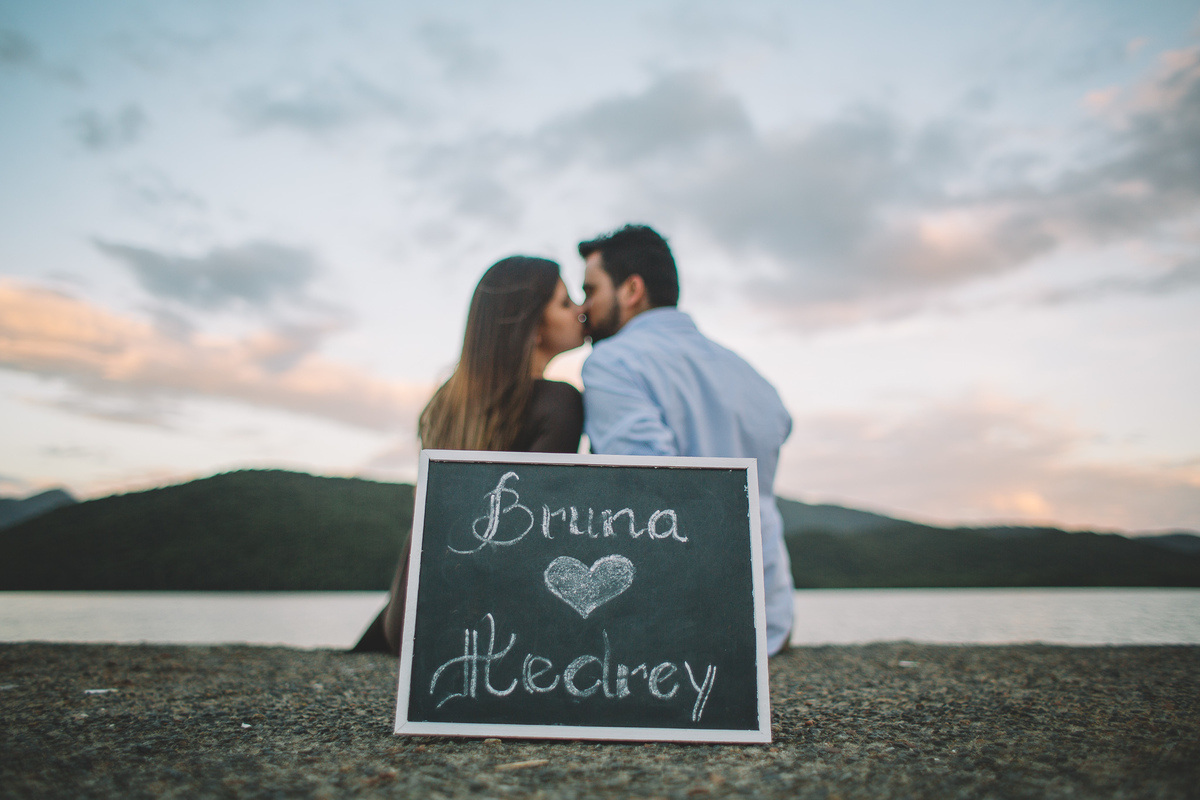Charkboard com os nomes dos noivos para o save the date do casamento