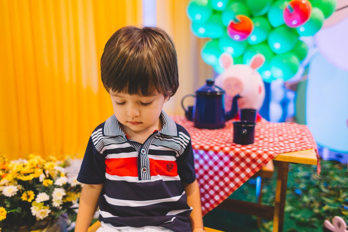 Aniversariante olhando para o chão