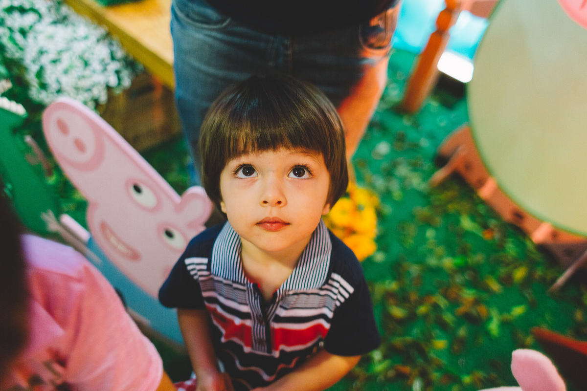 Criança olhando para cima
