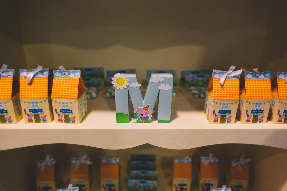 Decoração de festa infantil com a letra M