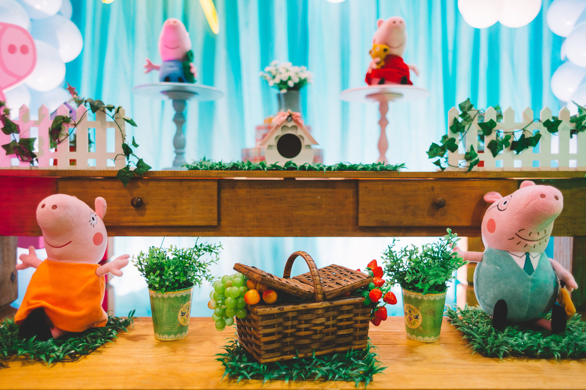 Mesa com.a decoração da Peppa Pig