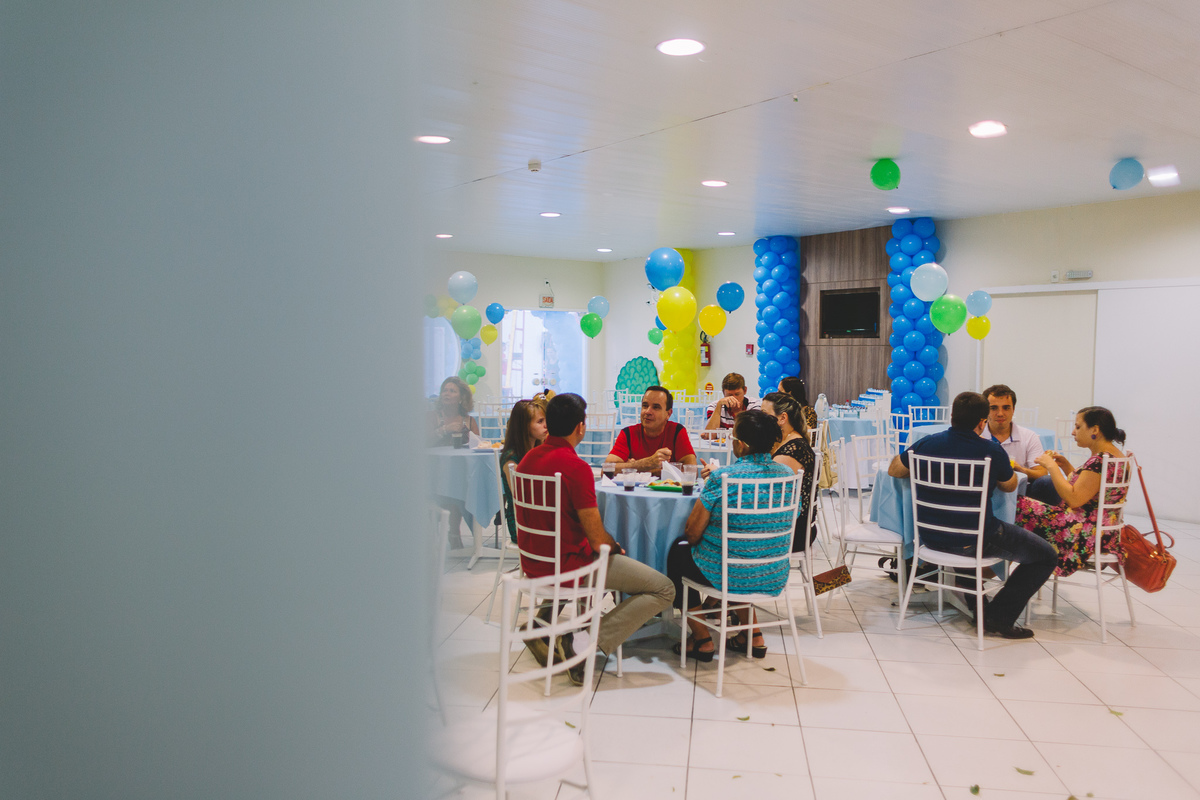 Convidados sentados e conversando no salão de festa