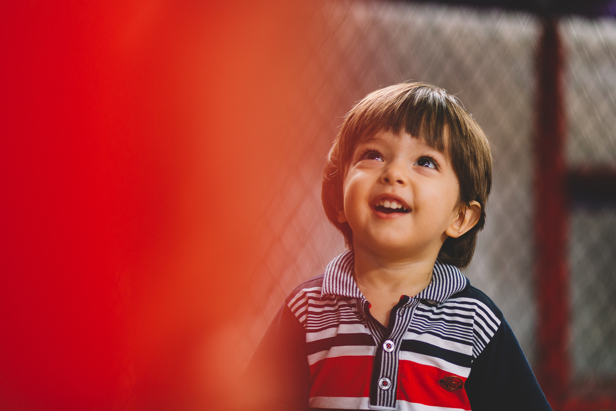 Miguel sorrindo e olhando para cima