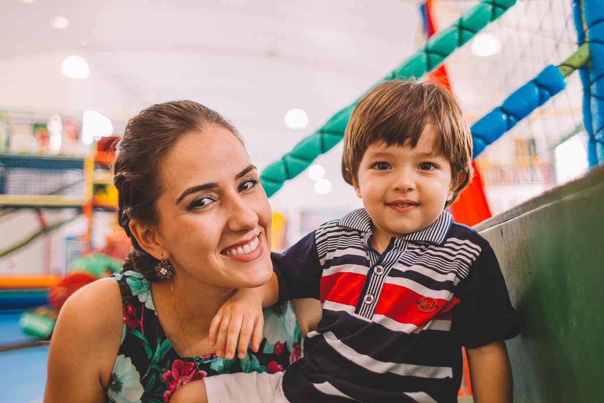 Mãe com o Miguel sorrindo para a câmera