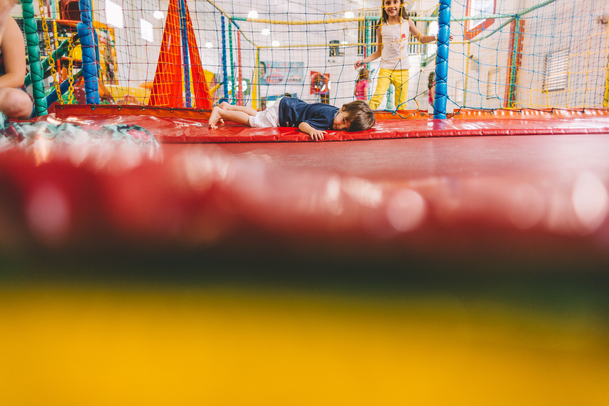 Criança deitada na cama elástica