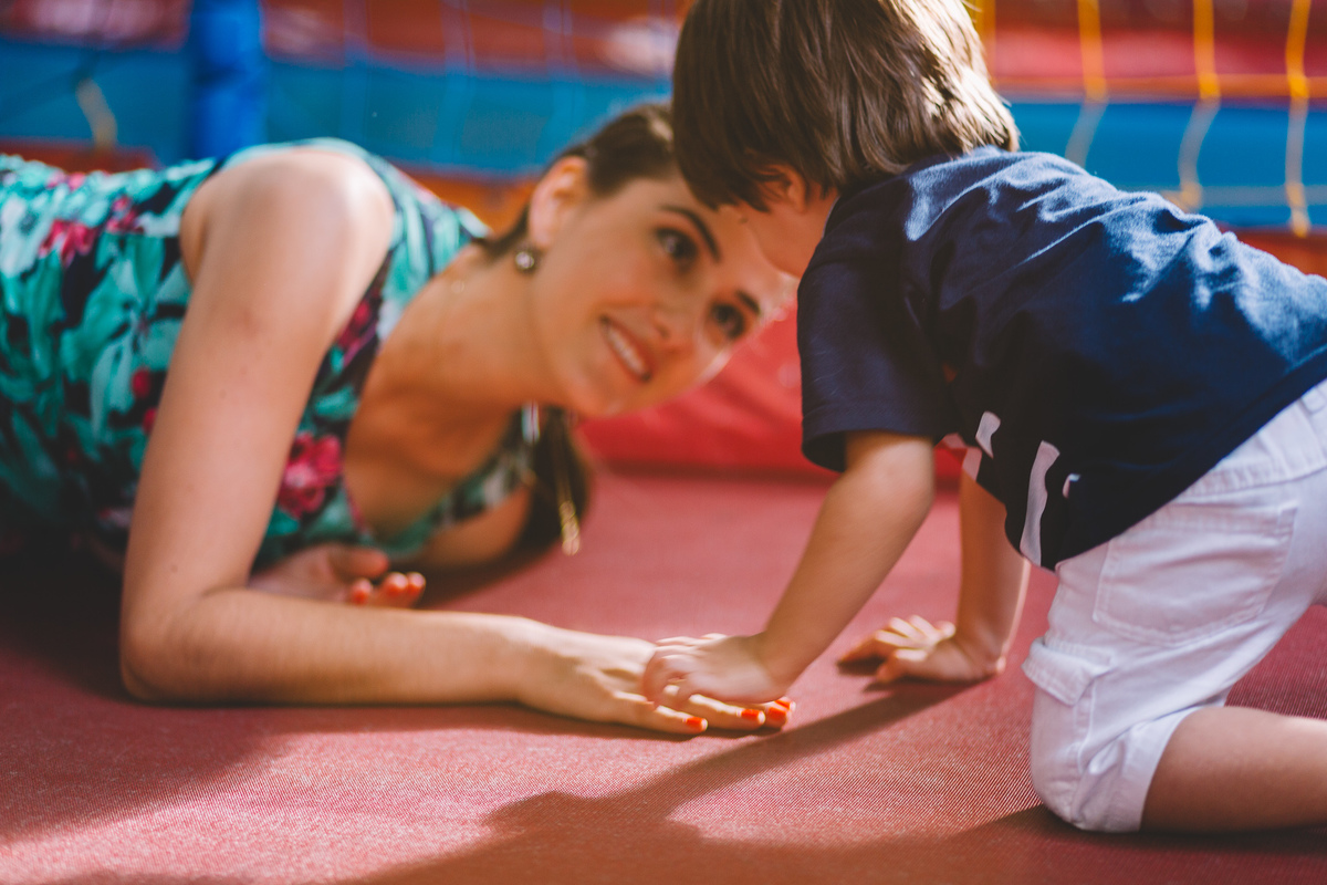 Mãe e filho brincando na cama elástica