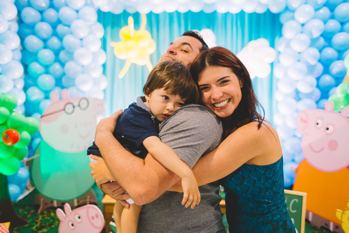 Tios abraçando o aniversariante