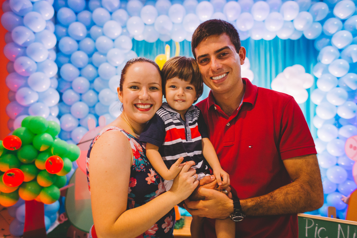 Fotos do aniversário no colo dos tios