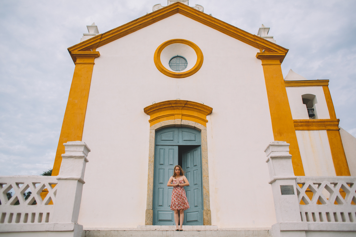 Ensaio feminino em frente a uma igreja católica