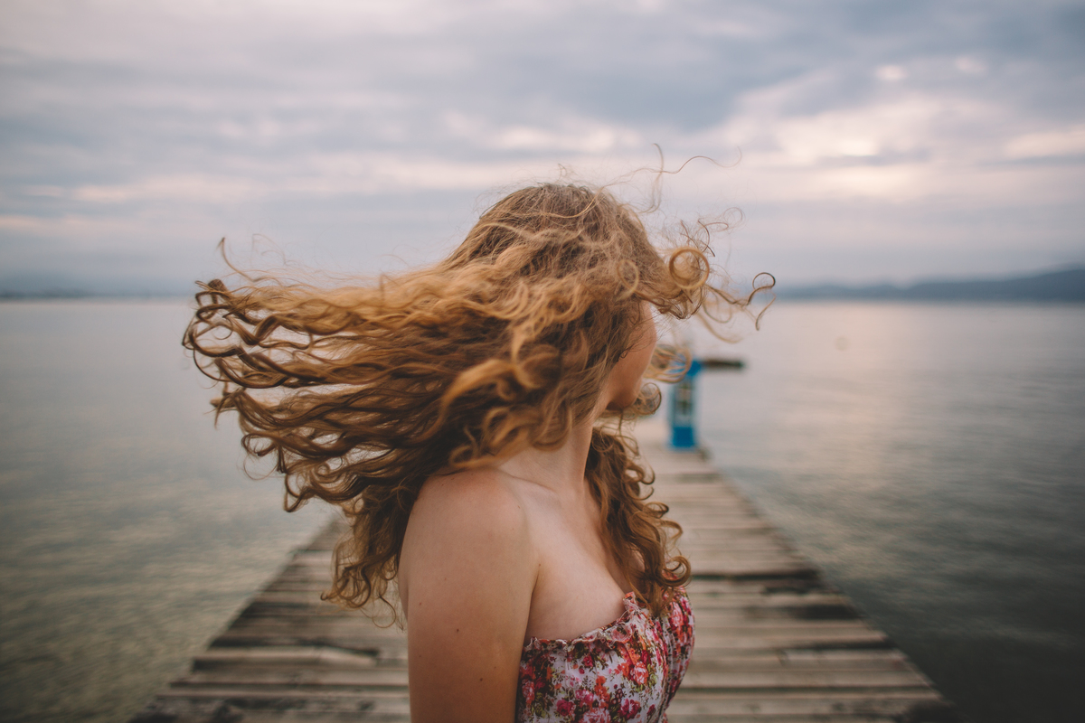 Foto Tumblr com o movimento do cabelo cacheado