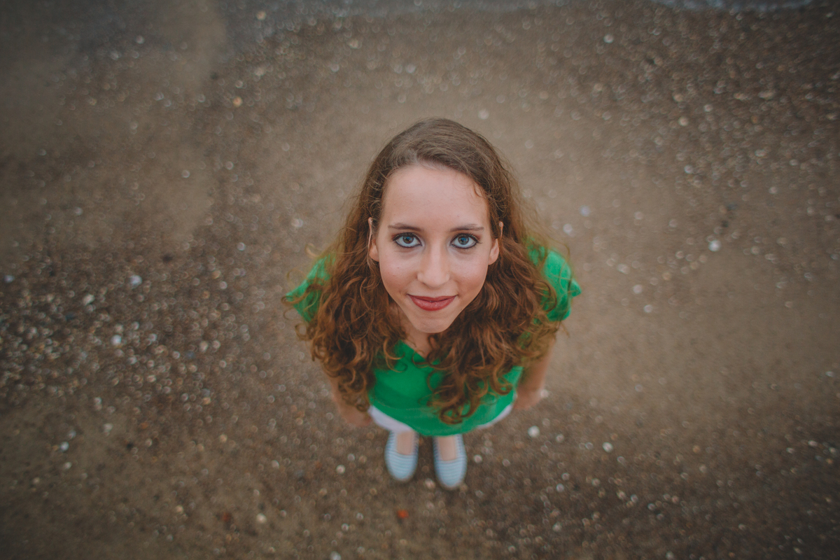 Mulher olhando para cima com um sorriso nos olhos