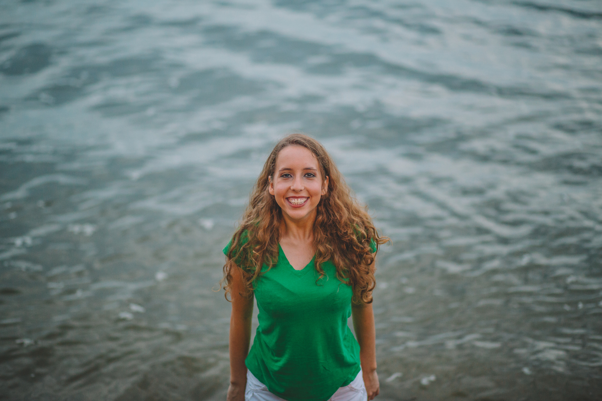 Foto espontânea de uma garota sorridente