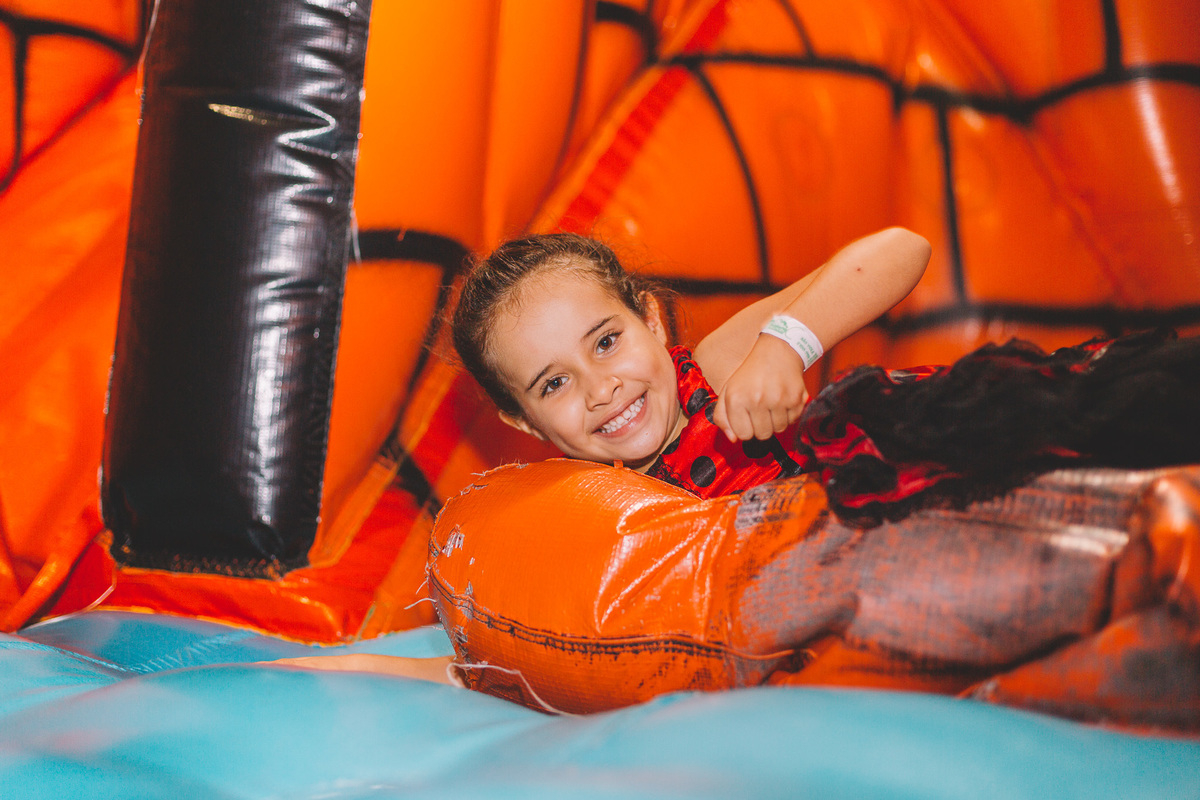 Esmagando o boneco no brinquedo inflável