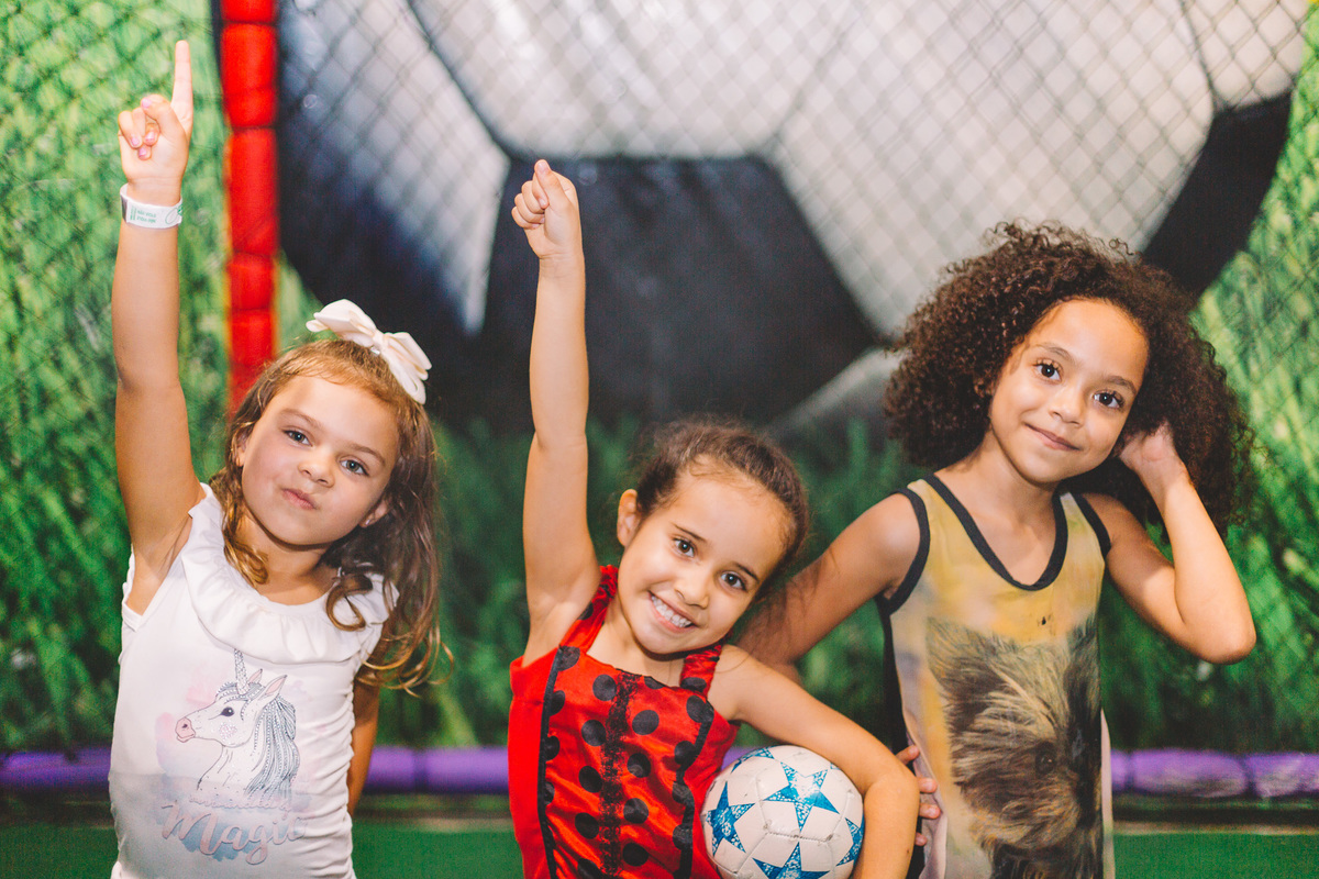 Brincando de bola com as amiguinhas