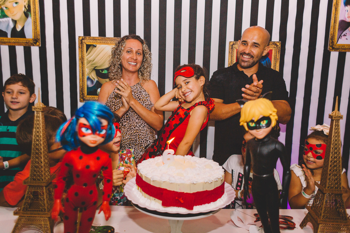 Momento do parabéns e a aniversariante sorrindo bem feliz