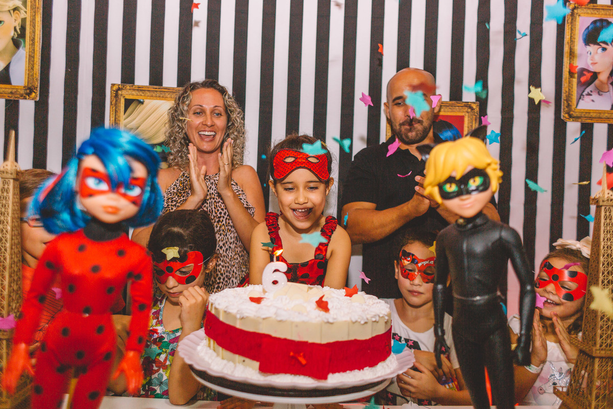 Cantando parabéns no aniversário da Alice e estourando os confetes