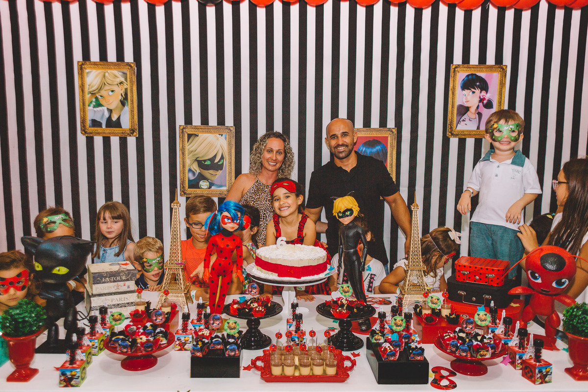 Foto da familia sorrindo após os parabéns