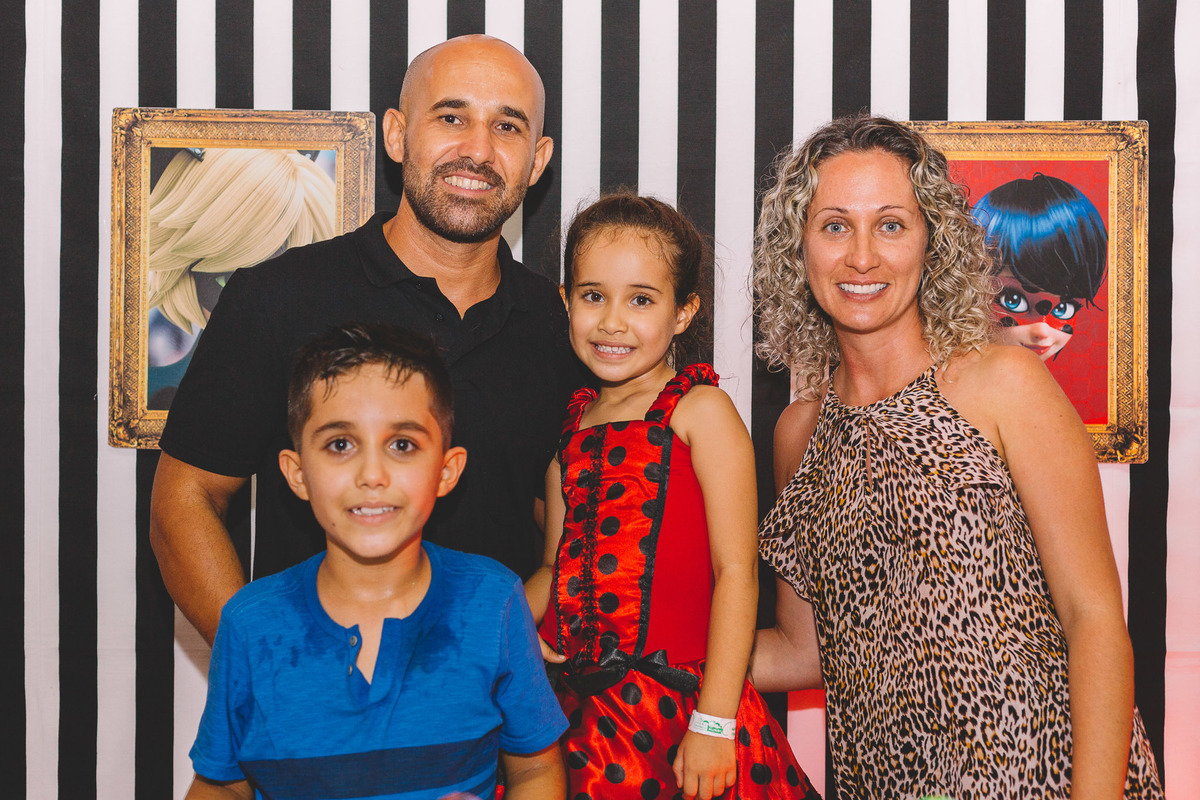 Mãe pai irmão e a aniversariante Alive