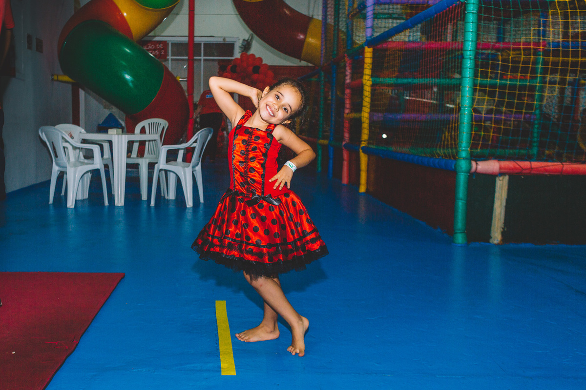 Menina de 6 anos posando para a foto no seu aniversário