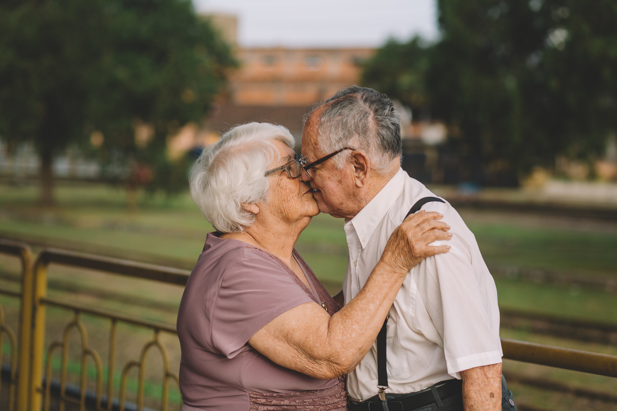 Senhor e Senhora se beijando