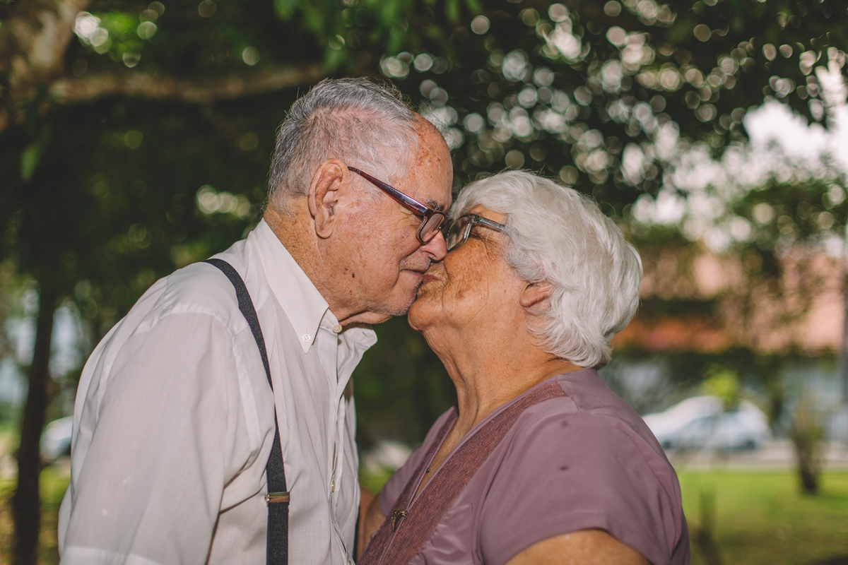 casal de velhinhos dando um selinho