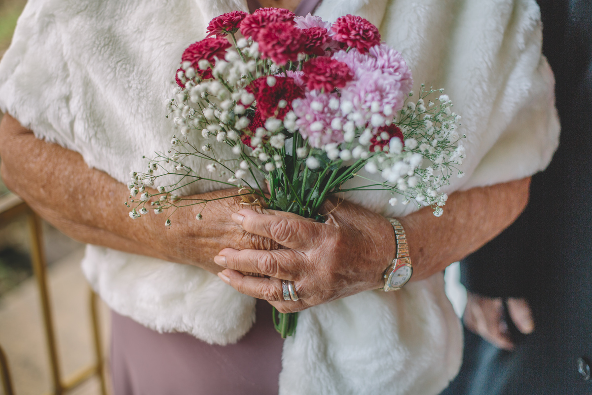 Foto da noiva segurando o buquê