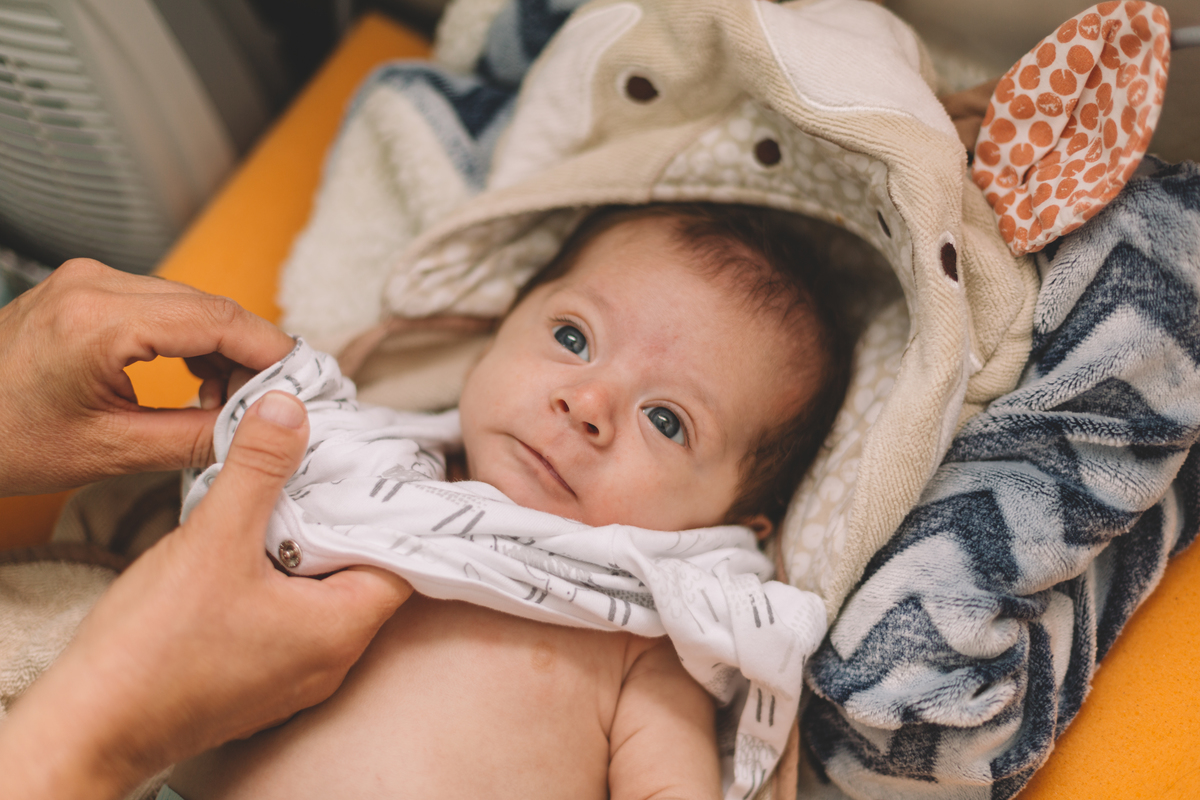 enxugando o bebê de 1 mês e colocando a roupinha nele