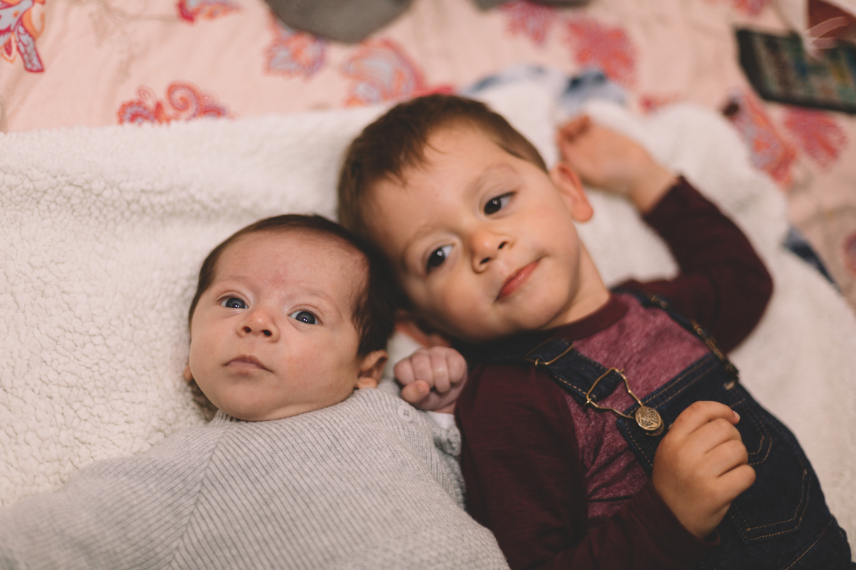 criança com 1 mês ao lado do irmãozinho com 2 anos