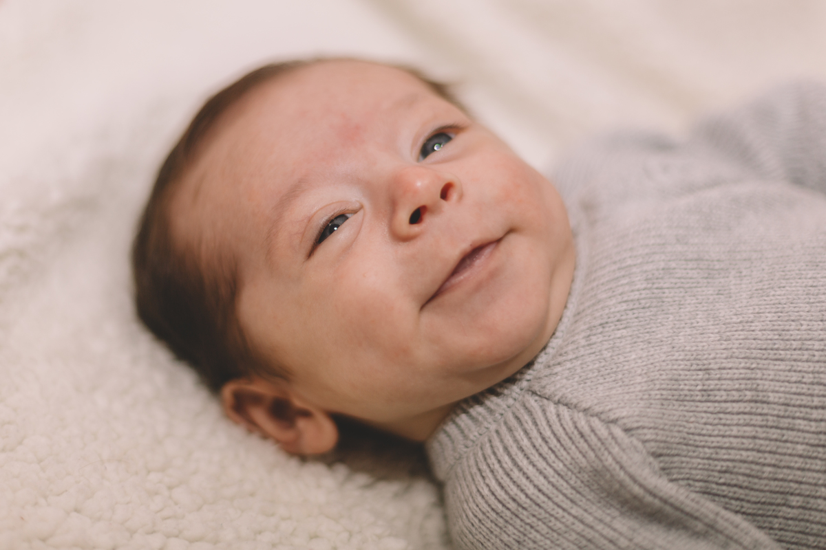 bebê recém nascido sorrindo