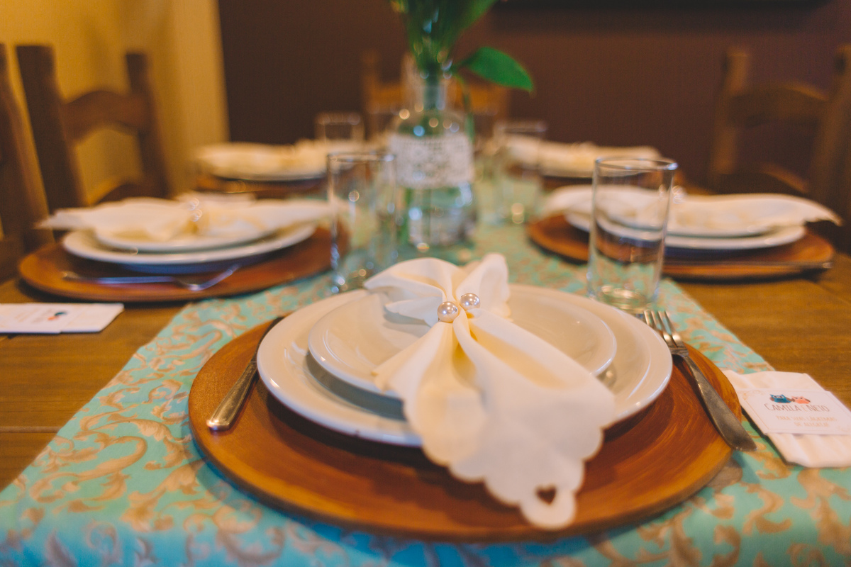Mesa com decoração do casamento, pratos talheres e copos