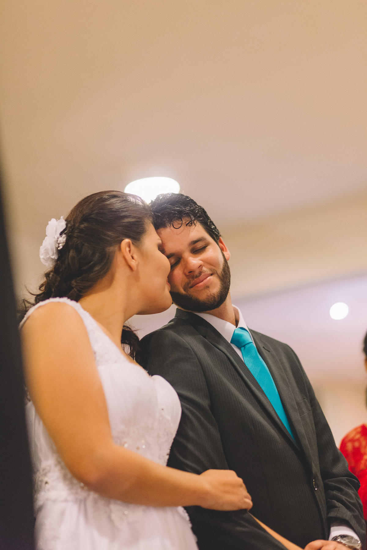 Noivos de cabeças encostadas com cara de apaixonados
