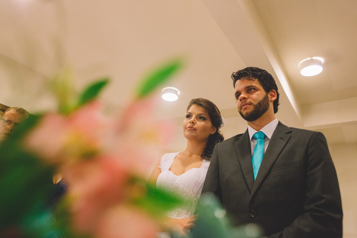Noivos sérios durante a cerimônia do casamento deles
