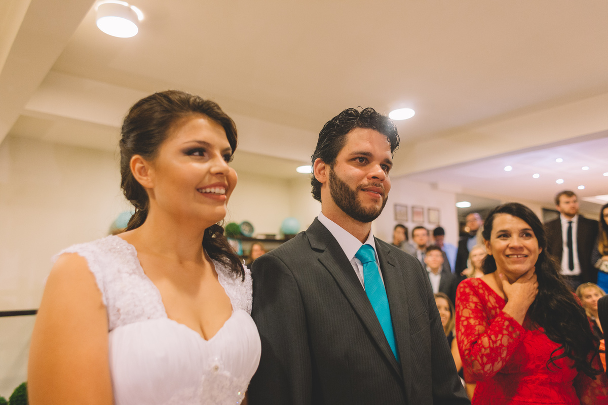 noivos sorrindo durante a cerimônia