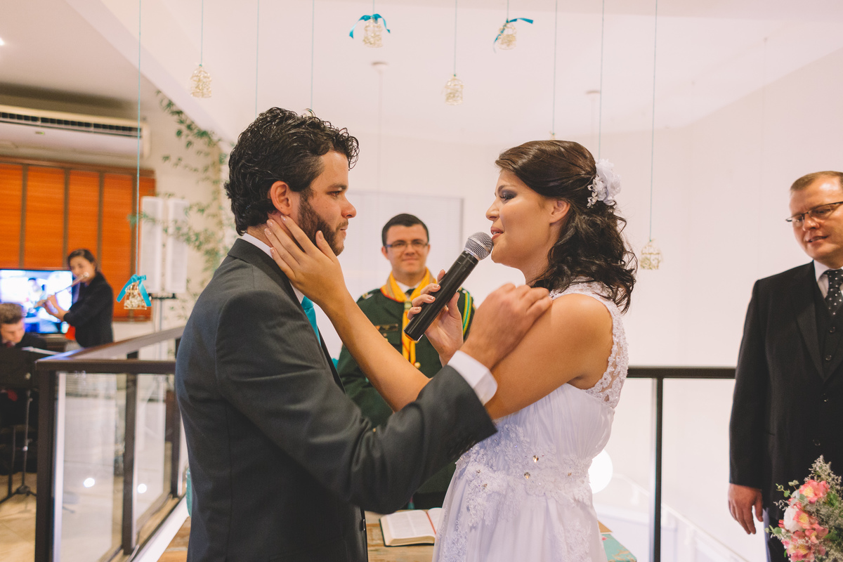 Noiva cantando para o noivo e passando a mão no rosto dele