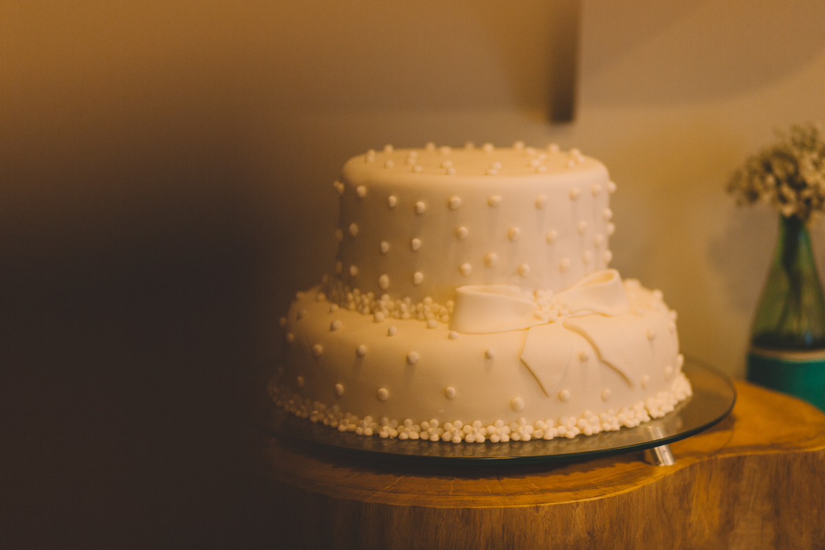 bolo de casamento neutro e cheio de detalhes