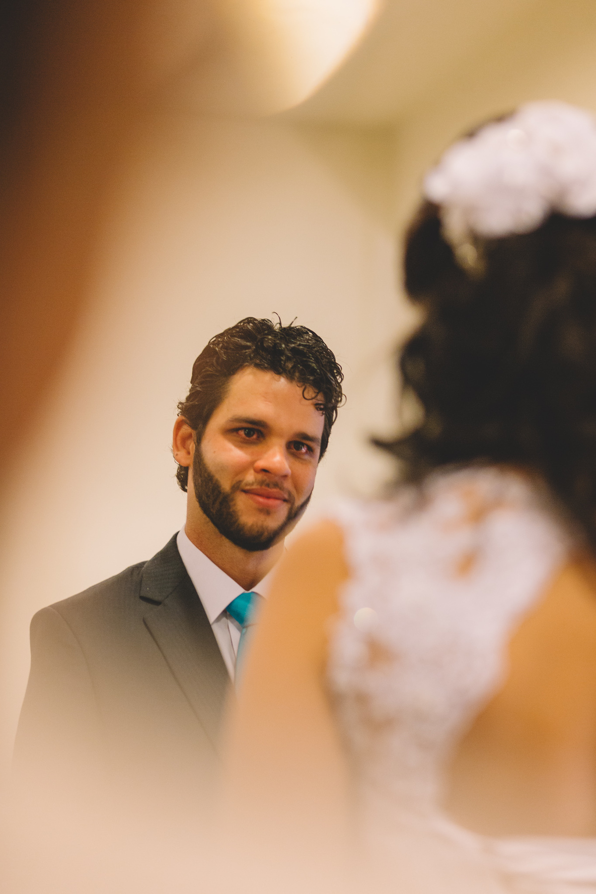 noivo olhando apaixonado para a noiva enquanto ela canta