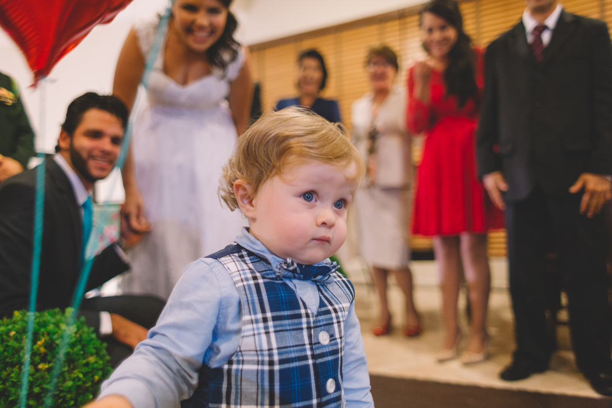 Daminho fofo após entregar as alianças